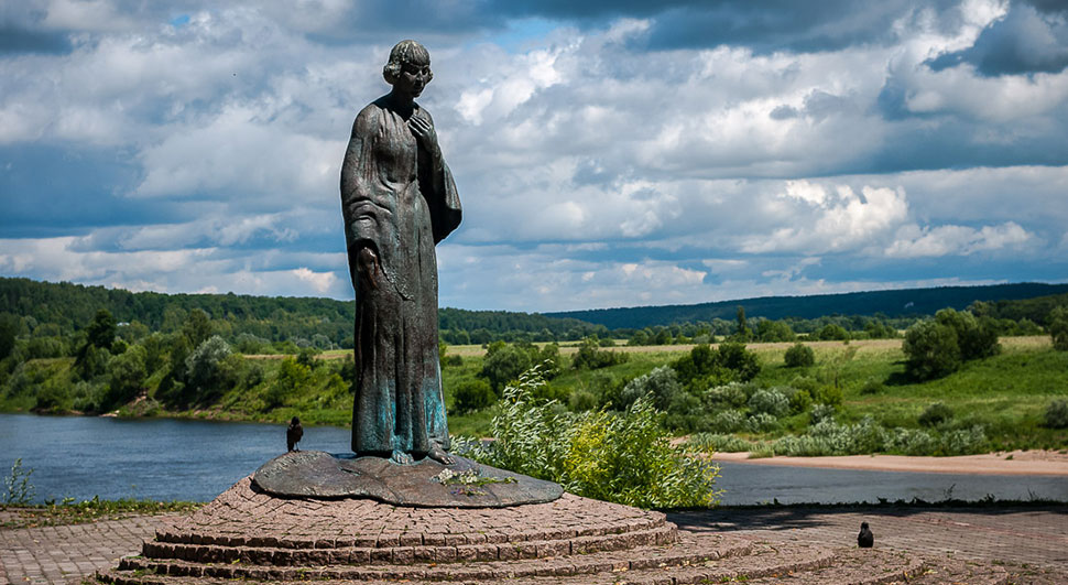 Памятник Марины Цветаевой с видом на реку Оку